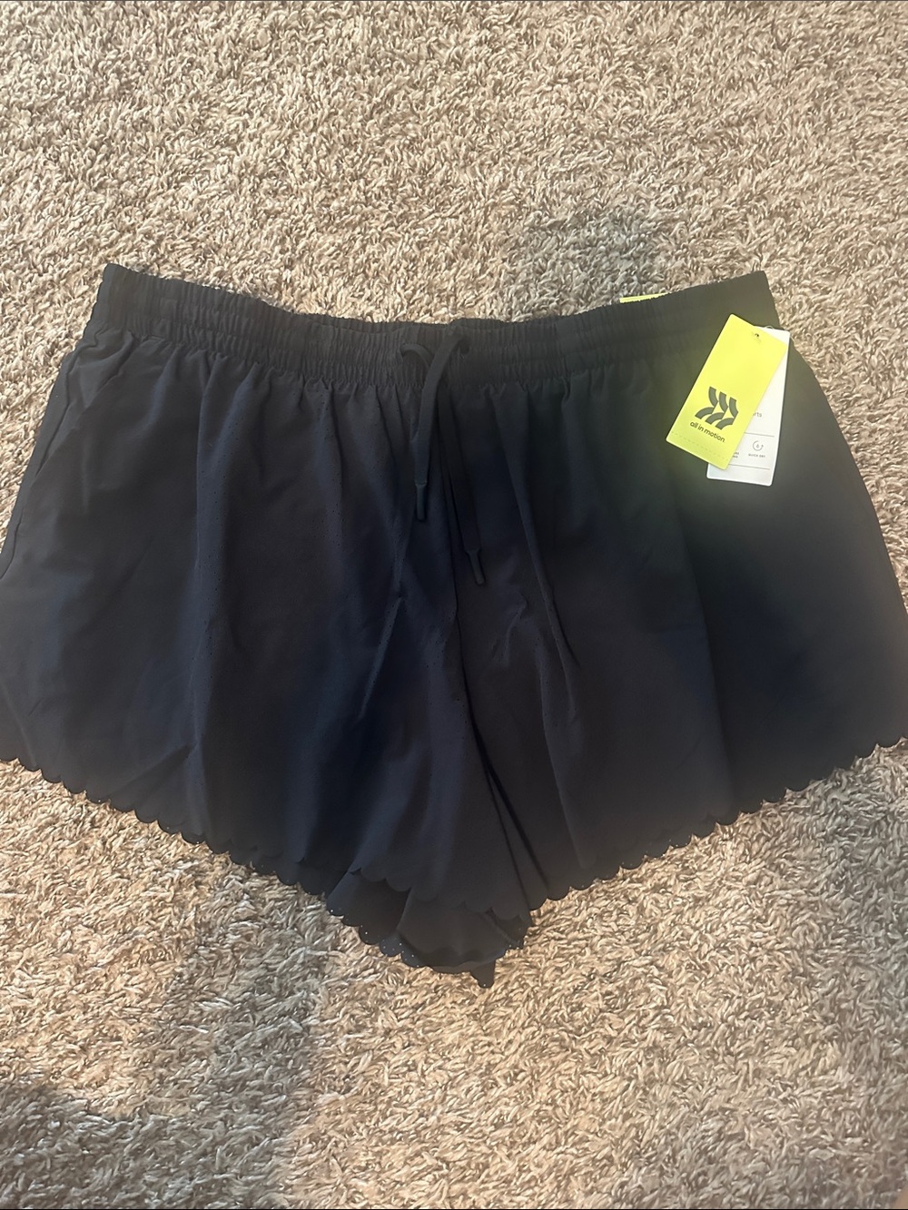 all in motion mid rise perforated scallop edge run shorts 3" NWT k - Picture 3 of 7